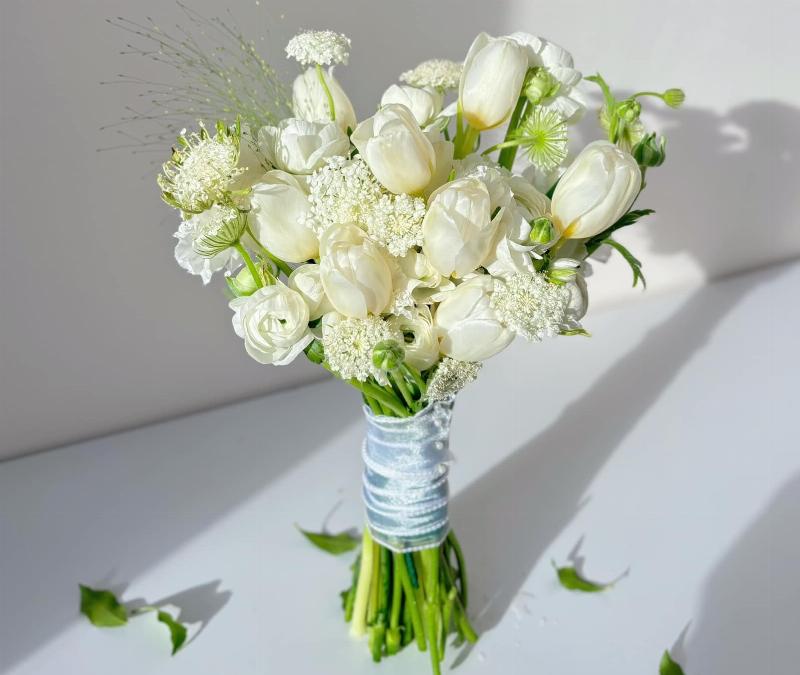Hoa hồng cưới cầm tay màu đỏ và trắng cổ điển, biểu tượng tình yêu nồng cháy và thuần khiết trong ngày trọng đại